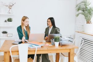 mulheres conversando em empresa durante contrato de experiencia